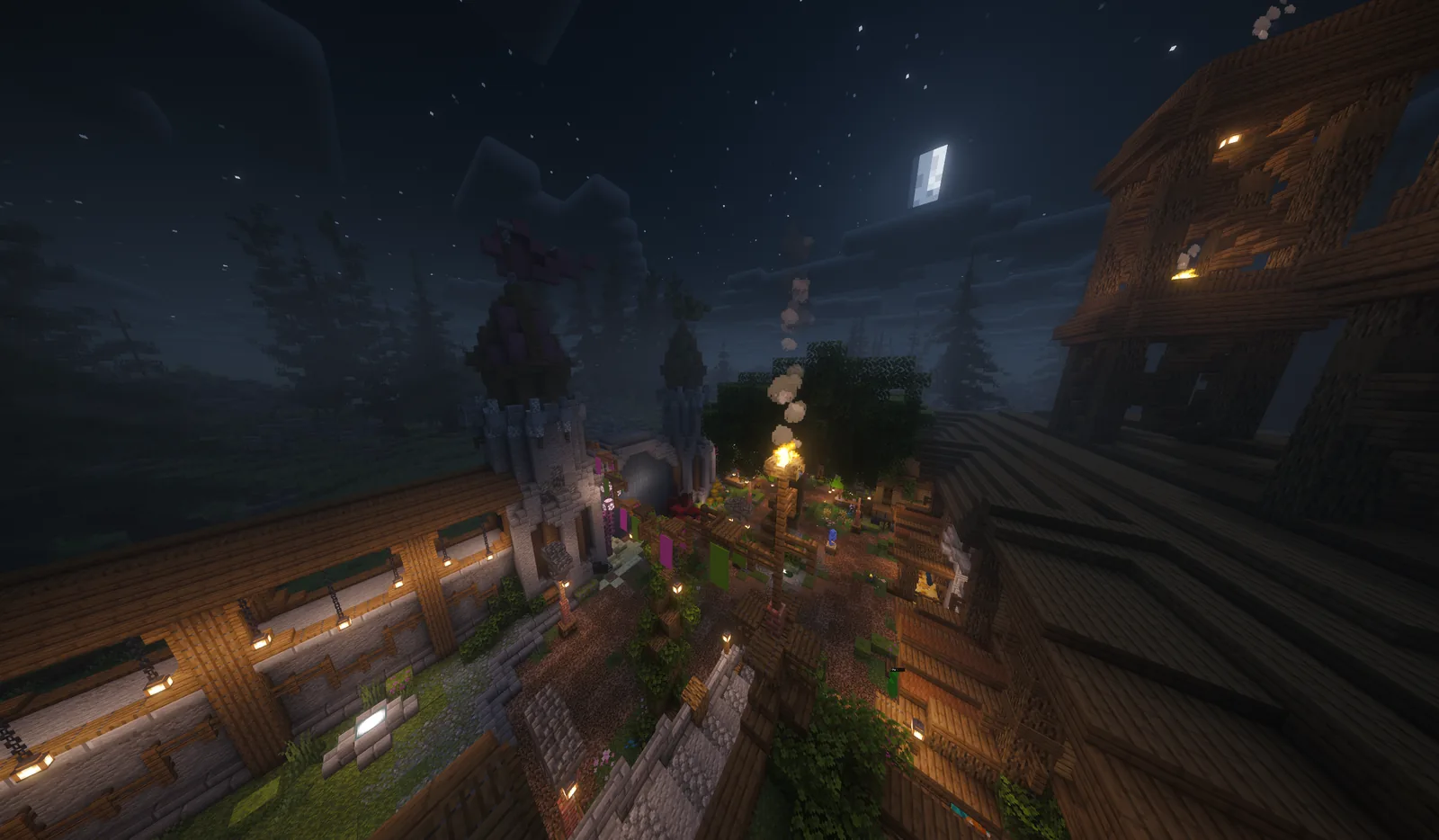 Lo spawn di Magic Adventure di notte: una fortezza in pietra con stendardi magenta e verdi, case in legno, torce e lanterne accese sotto un cielo stellato con la luna piena